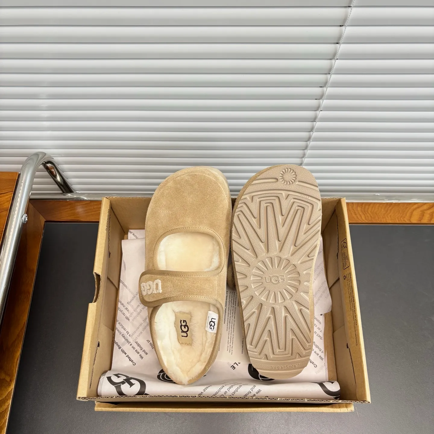 💰460Ugg toothbrush embroidered wool Mary Jane version 2.0 is back. It has a soft and waxy winter feel. It is the right choice. Customized cow suede with Australian merino wool. The built-in water table is invisible and increases the height by 4 cm. The texture is great. It is easy to put on and take off. Size: 35 - 40